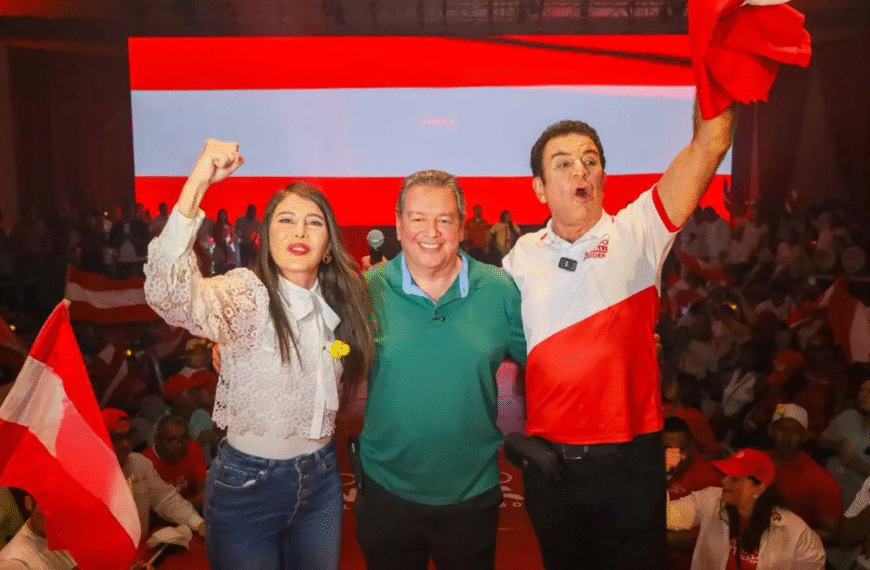 Candidato Mario Rivera declina a su aspiración presidencial y se une a Salvador Nasralla