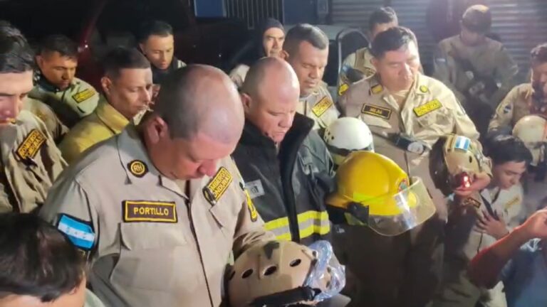 Bomberos elevan oración al culminar la dolorosa búsqueda en la colonia Loarque