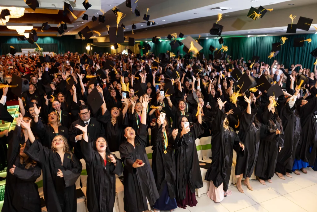 UTH supera los 30 mil profesionales graduados y celebra la LVII Promoción en su 40 aniversario