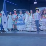 Estudiantes celebraron las fiestas patrias con un desfile de atuendos elaborados con materiales reciclados, uniendo patriotismo y conciencia ambiental.