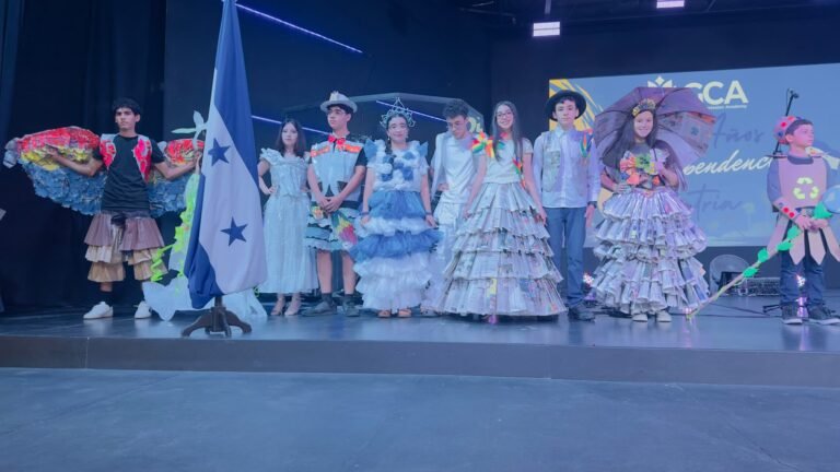 Estudiantes celebraron las fiestas patrias con un desfile de atuendos elaborados con materiales reciclados, uniendo patriotismo y conciencia ambiental.